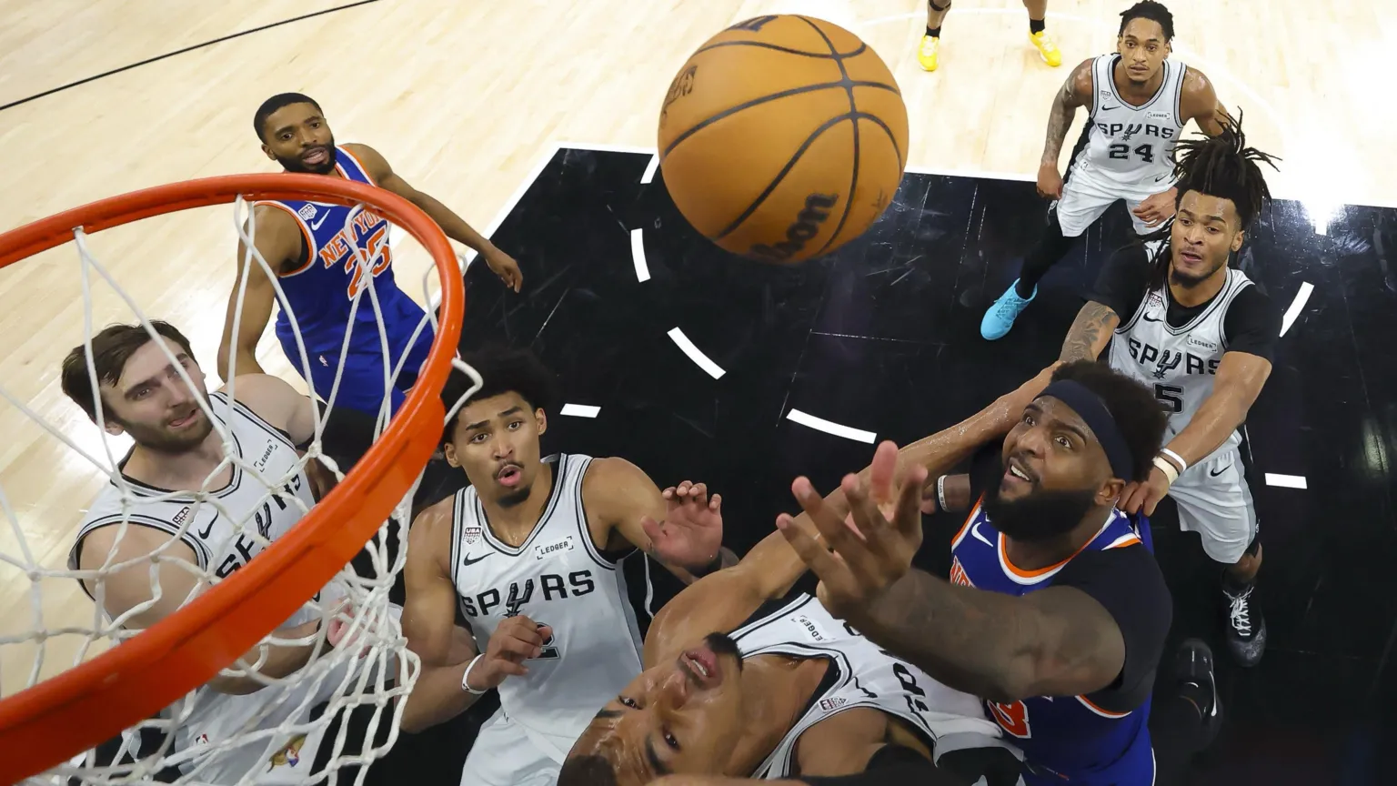 Geoff Burke-Pool Photo via Imagn Images New York Knicks center Mitchell Robinson (23) and San Antonio Spurs forward Victor Wembanyama (1) ba